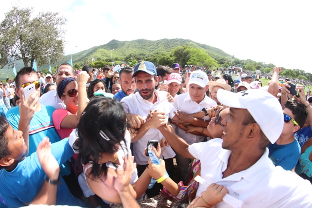Capriles: En Venezuela, en pleno siglo XXI la gente aún cocina con leña  y vive en casas de bahareque