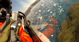 Un F16 poniendo a prueba una cámara Go Pro (Video)