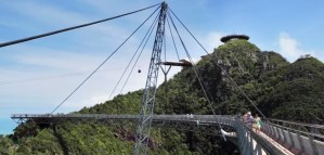 Conoce el Skybridge de Malasia, ingeniería extrema en un paraíso natural (video)