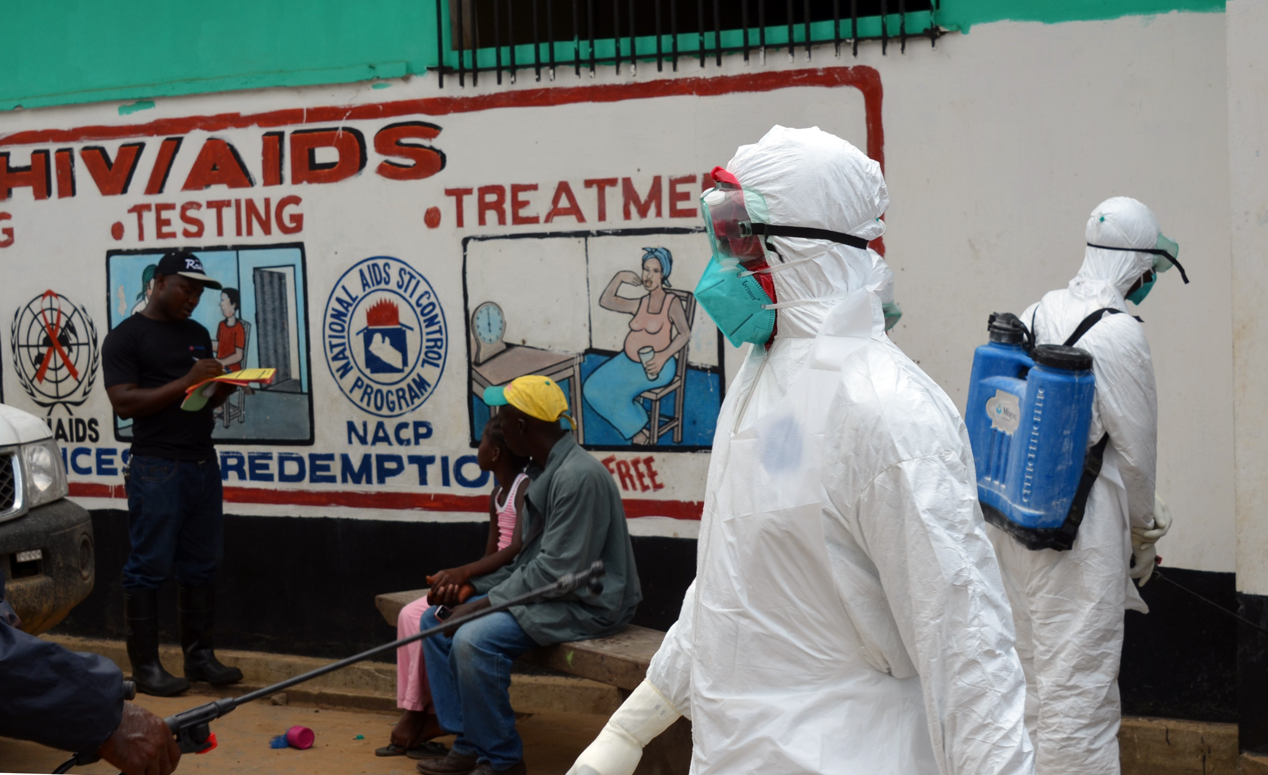 Polémica sobre la eficacia de cuarentenas o toques de queda contra el ébola