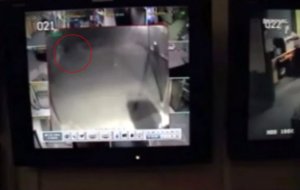 Cámara de seguridad filma a fantasma paseándose por una comisaría (Video)