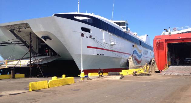 Falla en ferry de Guanta obligó a pasajeros a trasladarse en autobuses