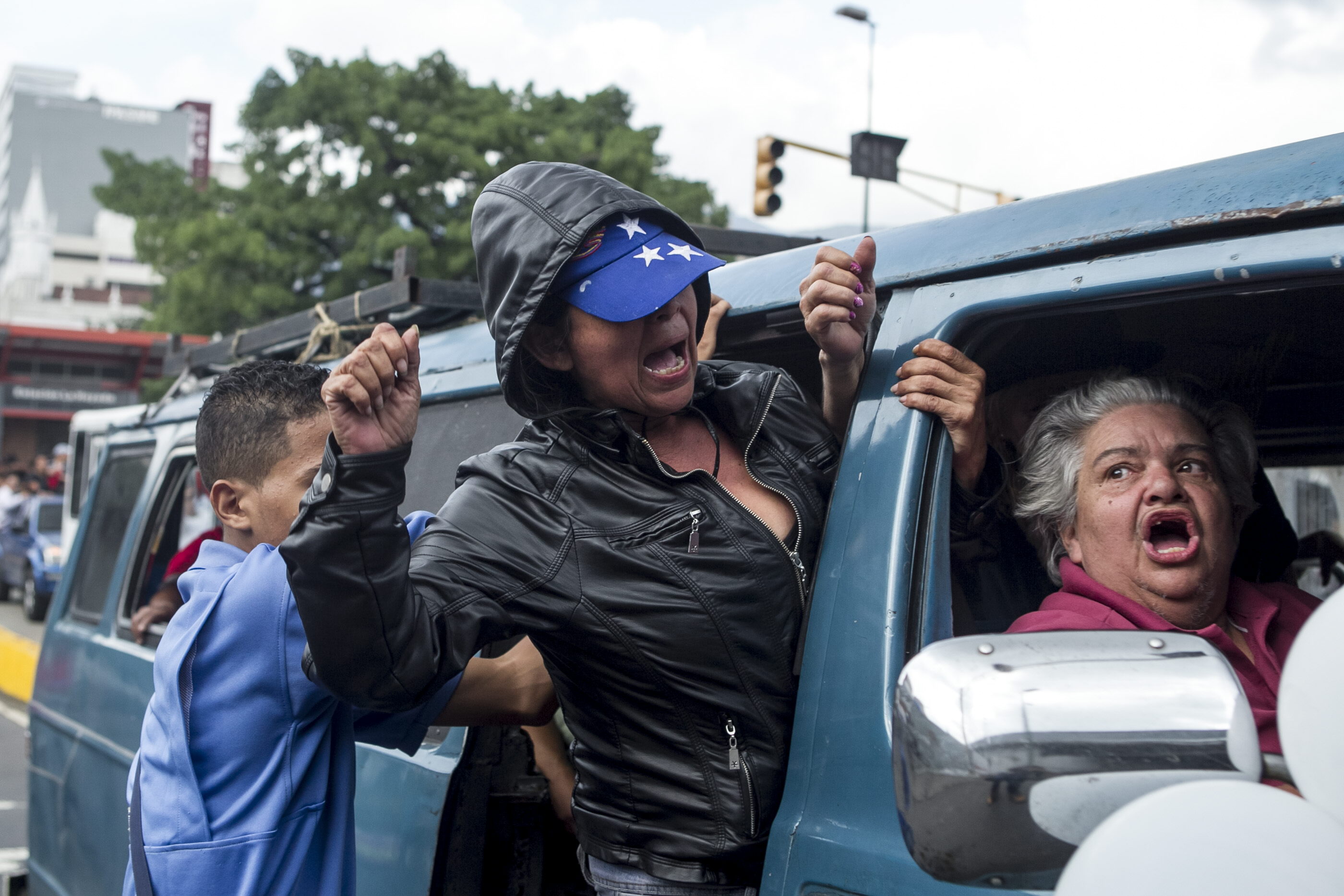 “Nos usan como vasos desechables, cuando nos necesitan sí nos llaman”, gritaban los colectivos (Fotos)