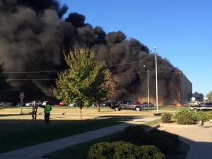 Cuatro muertos al estrellarse un avión contra un edificio en Kansas