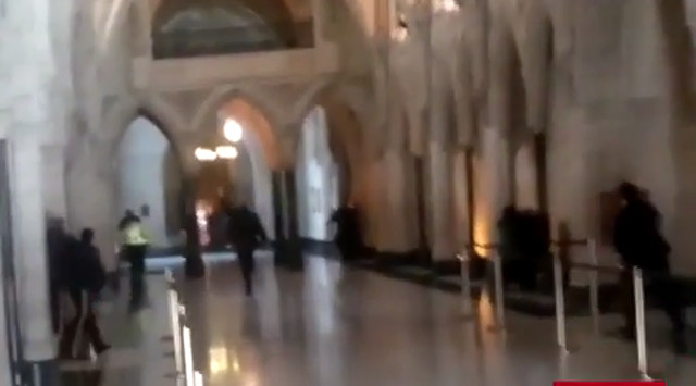 En VIDEO: Así fue la plomamentazón en el Parlamento de Canadá: Dos fallecidos