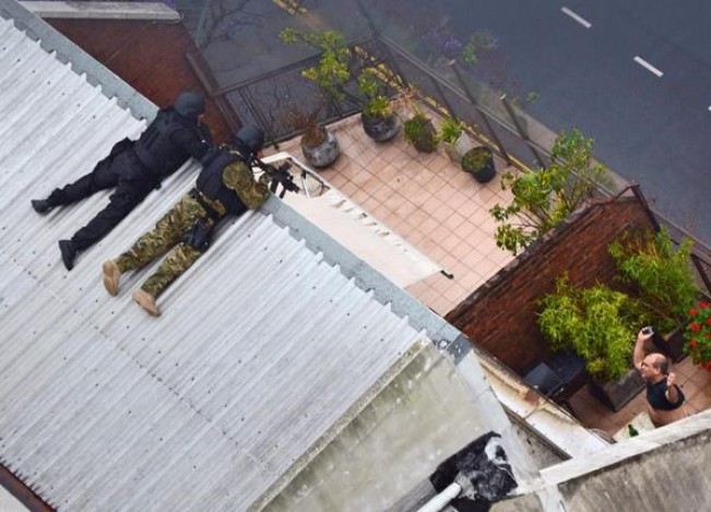 Venezolano se atrincheró tras disparar desde su balcón en Buenos Aires (Fotos)