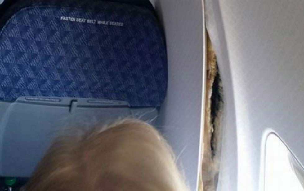 Terror al ver que el avión se resquebrajaba en el aire (Imágenes)