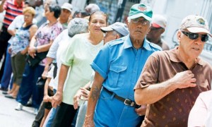 Adultos mayores reclaman pago de pensión del IVSS