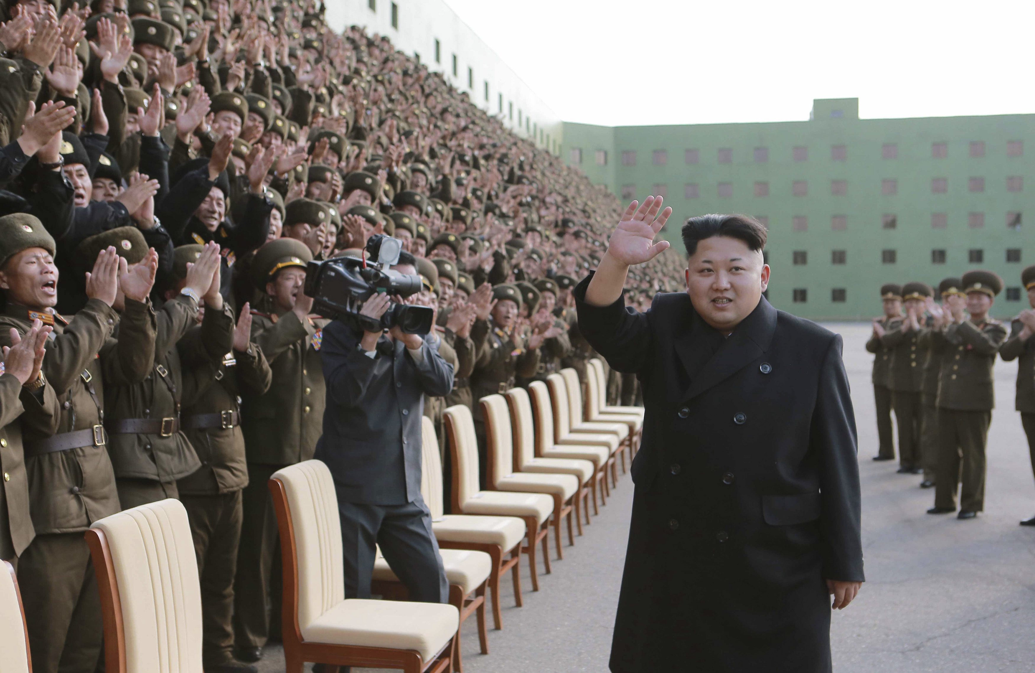 El dictador Kim Jong-un reaparece caminando sin bastón (Fotos)