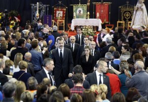 Reyes de España presentes en el funeral por muertos en accidente de autobús (Fotos)