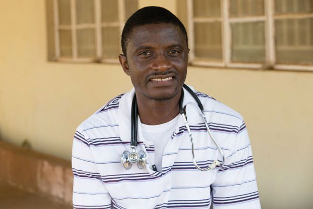 Cirujano de Sierra Leona contagiado de ébola llega a EEUU para ser tratado en ese país
