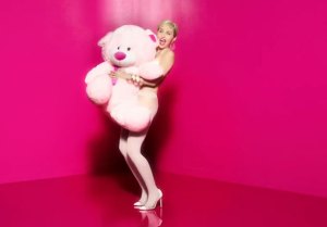 Semidesnuda y con un oso de peluche regresa Miley Cyrus