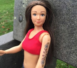 Crean muñeca “realista” con acné, celulitis y hasta tatuajes