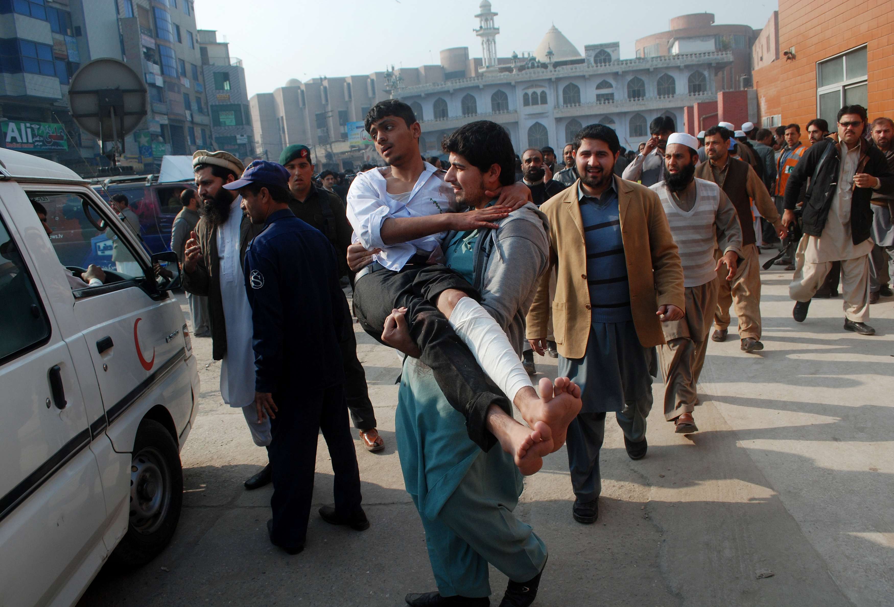Un total de 141 muertos en ataque talibán a escuela en Pakistán