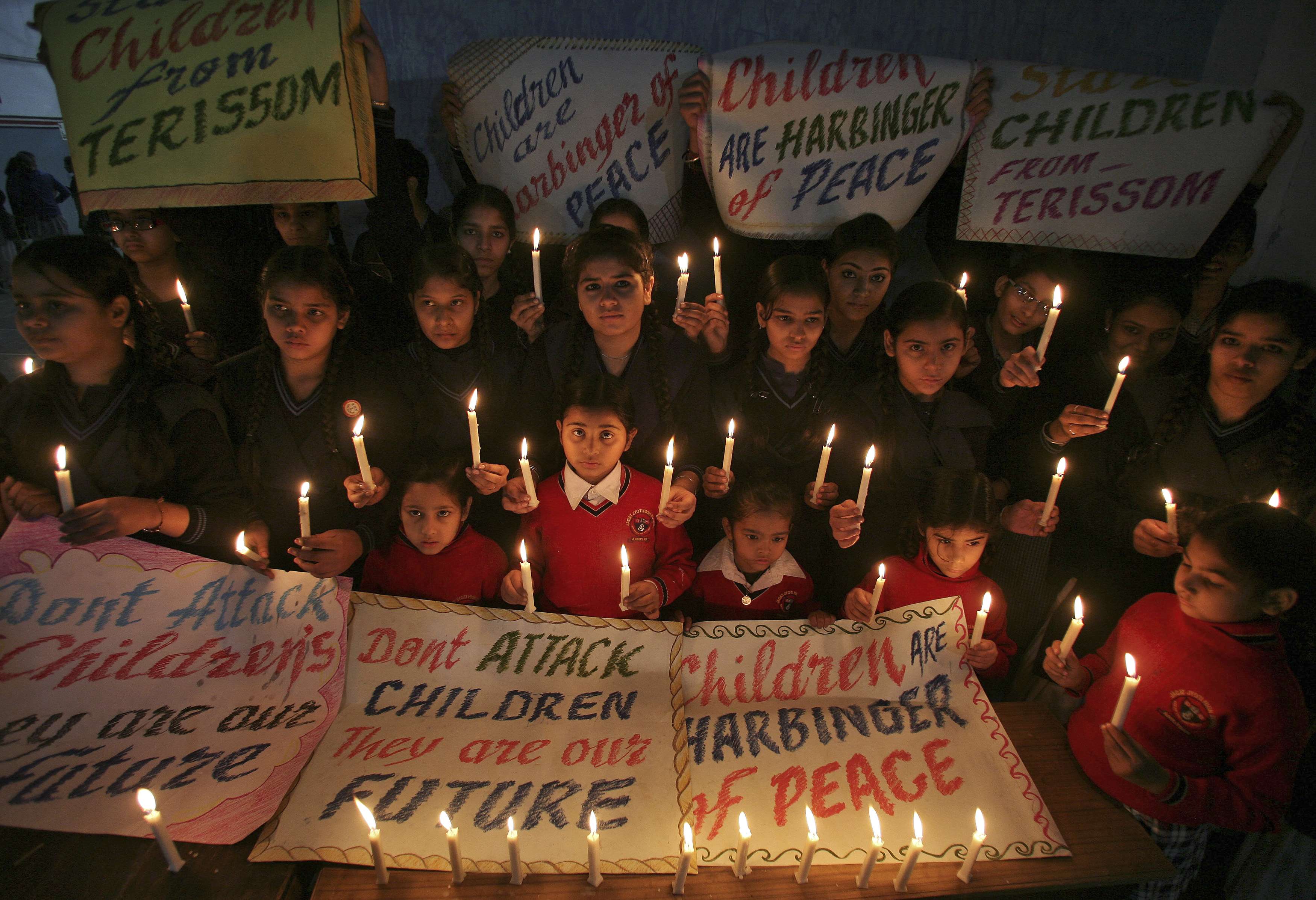 Pakistán llora a los niños asesinados y reafirma su guerra contra talibanes (Fotos)