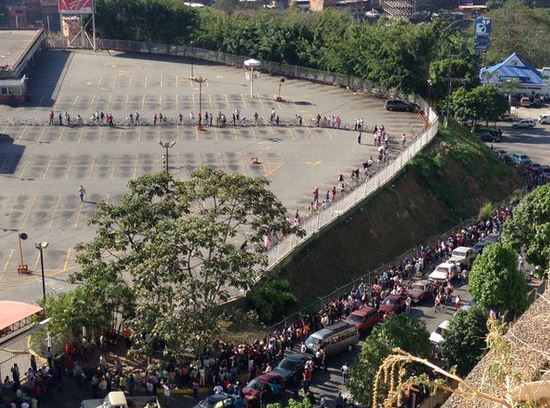 Megacola en Bicentenario de Terrazas del Avila (Foto)