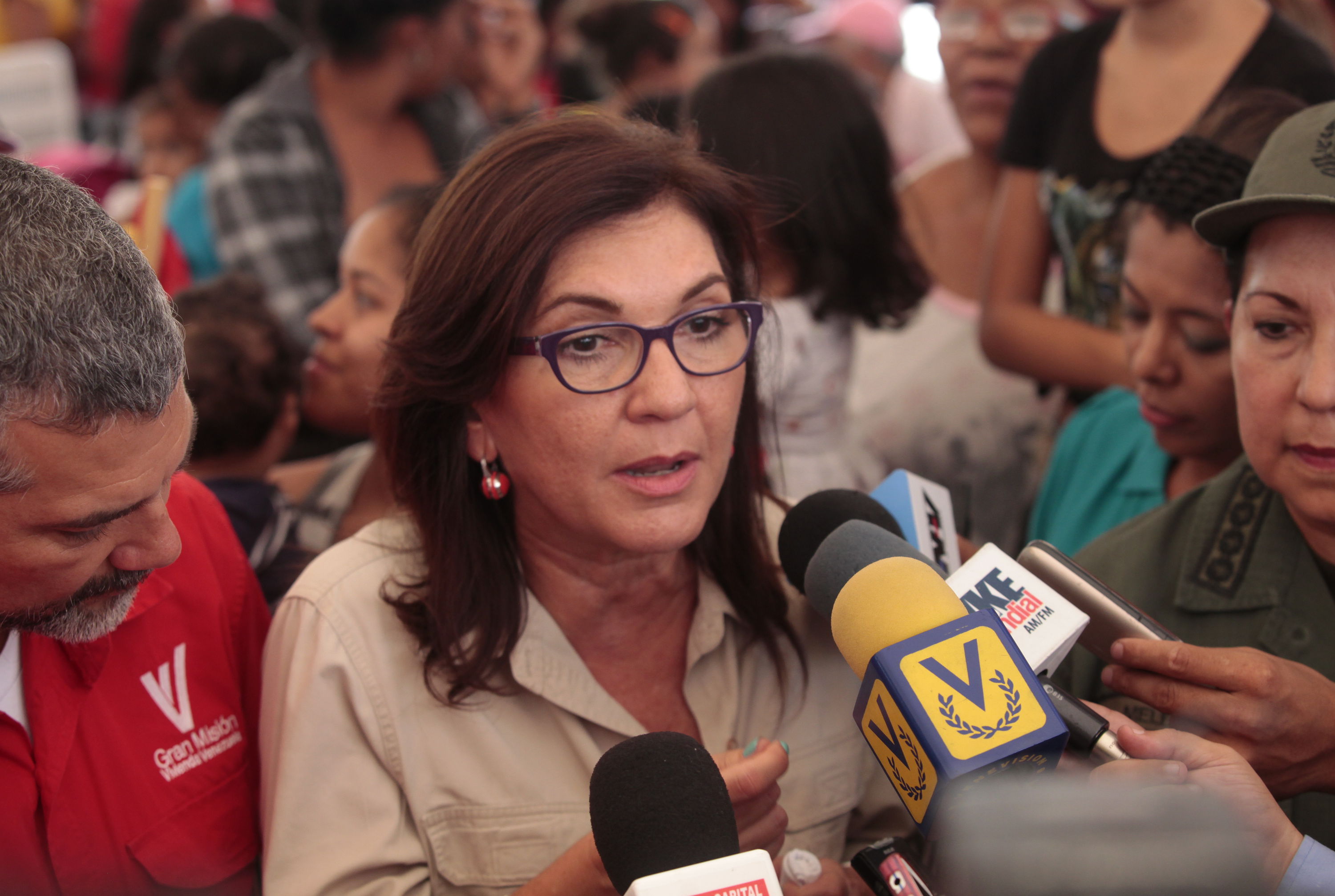 Jacquelíne Faría se reúne con representantes de Venevisión