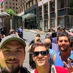 Insólito: en Sydney se sacan selfies frente a la toma de rehenes
