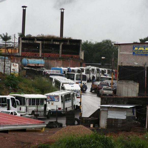 Tercer día de cola en bombas asignadas para el transporte público (Foto)