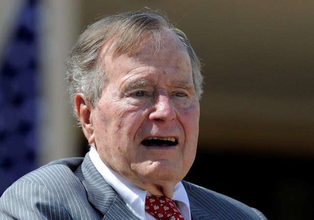George H.W. Bush mejora pero continuará hospitalizado