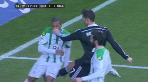 Video: Cristiano Ronaldo se desesperó y dos golpes dio… ¡Roja directa!