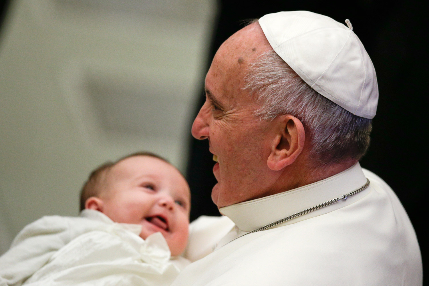 El papa bautiza a 33 niños y recuerda lo bello de trasmitir la fe cristiana