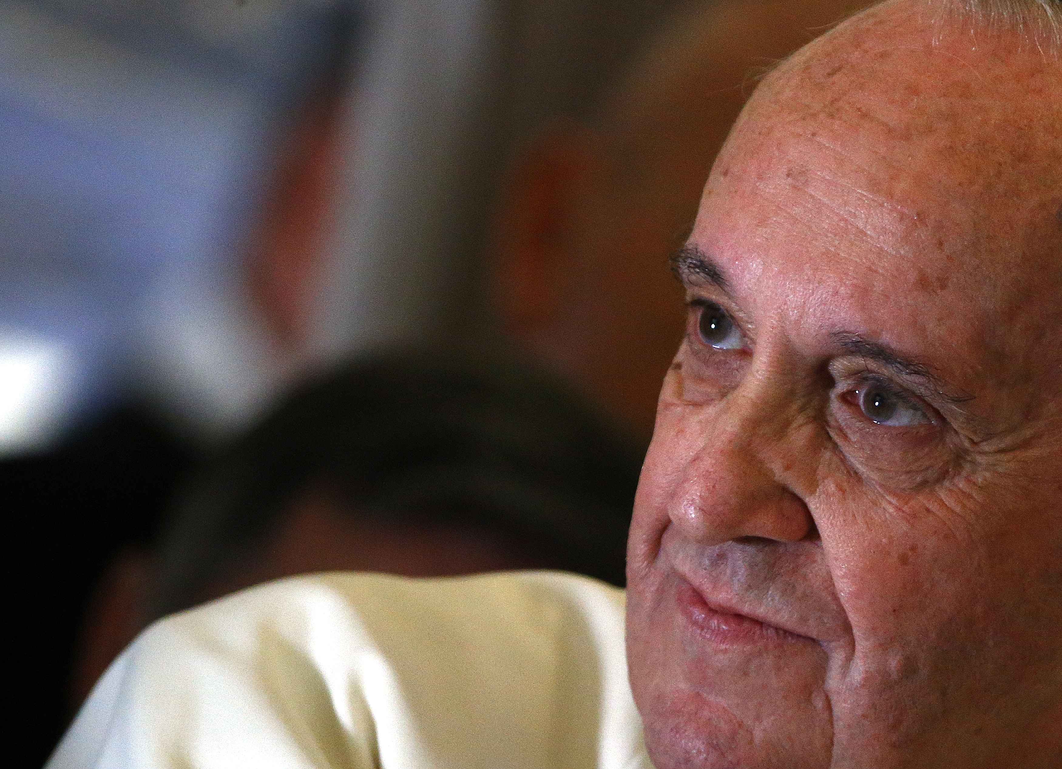 El Papa dice que para ser buen católico no hay que tener hijos “como conejos”