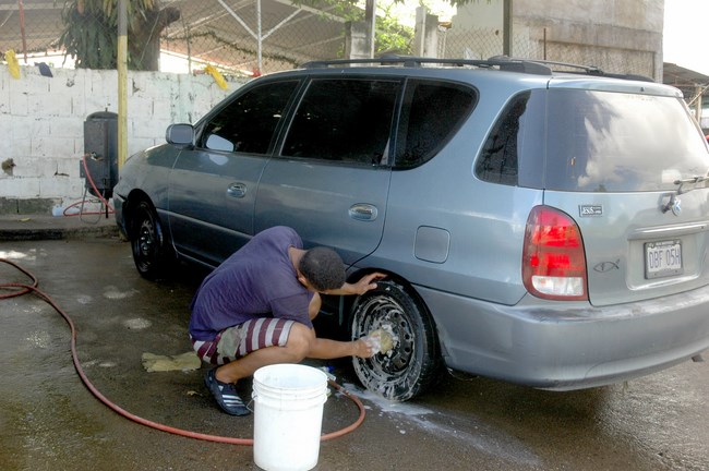 Autolavados de Caroní afectados por escasez de insumos