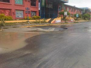 Explosión de gases hundió la vía frente al centro comercial Guatire Plaza (Fotos)