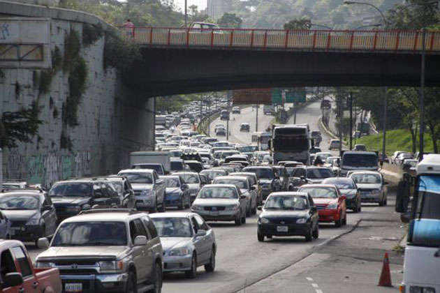 Reportan robo masivo en la autopista GMA (+ tuits)