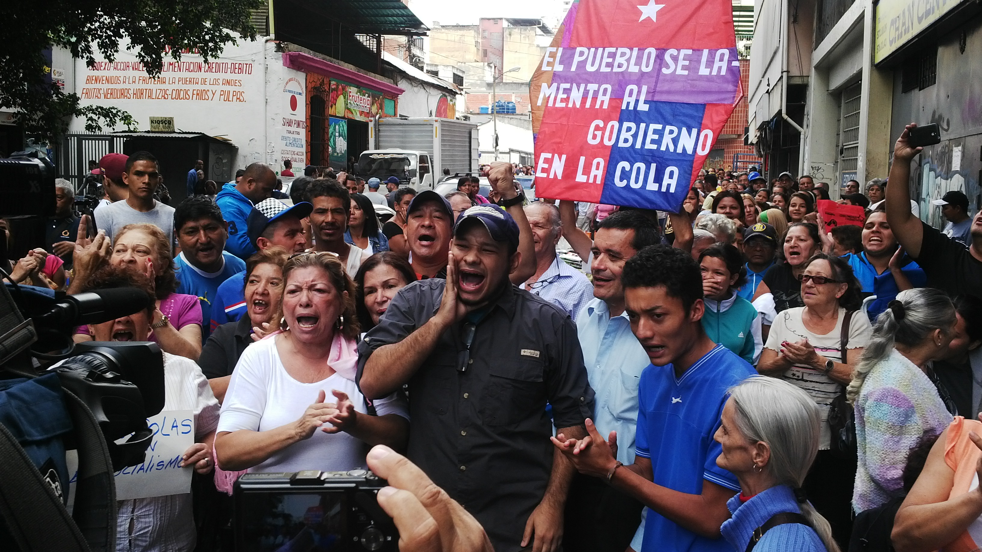 Caraqueños revelan que inmensas colas son expresión del hambre del pueblo