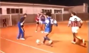 Así jugaba Maradona futbolito en una cancha de tenis (Video)