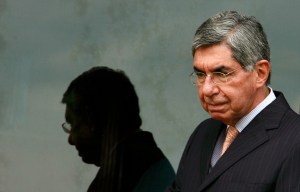 Carta de Oscar Arias a Venezuela: No hay conspiración extranjera que explique las colas