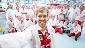 Vettel presentó al nuevo equipo de Ferrari con una selfie