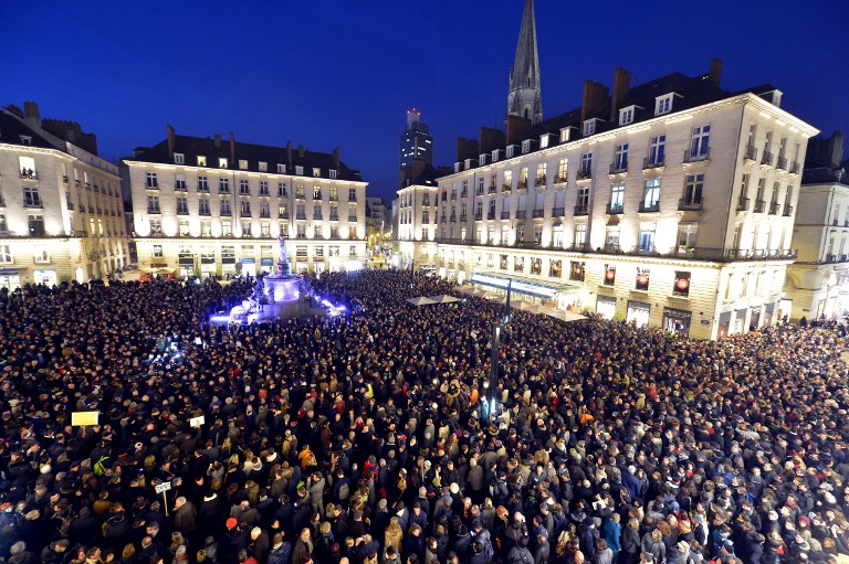 Una multitud protesta en silencio en París contra masacre del Charlie Hebdo (Fotos)