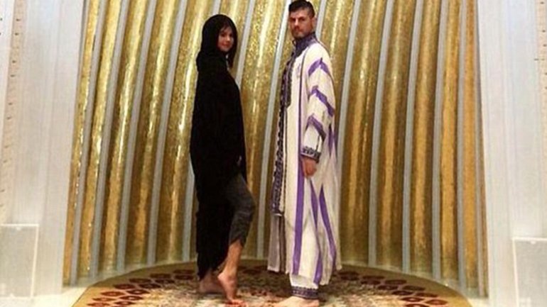 Furia musulmana por una foto de Selena Gómez en una mezquita