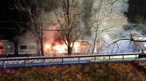 Seis muertos tras choque de un tren con dos autos en Nueva York