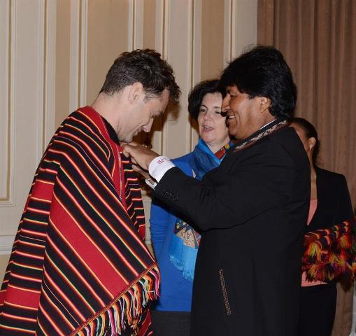 Evo Morales le regaló un poncho al actor Jude Law (FOTO)