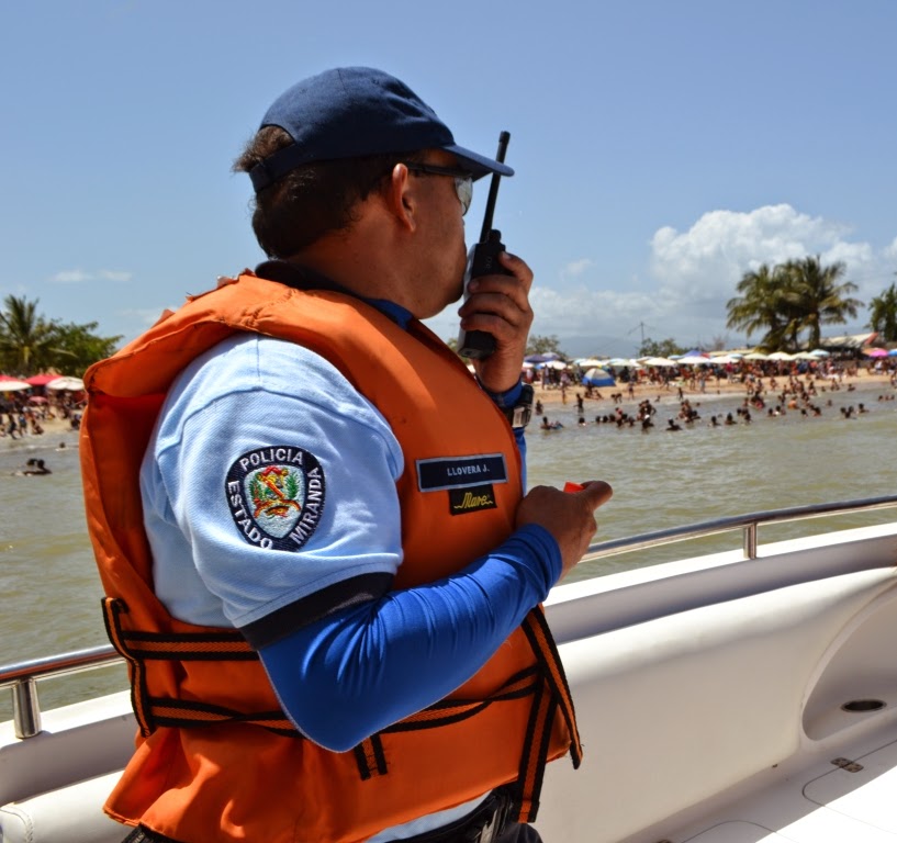 Rescatan a tres bañistas que se ahogaban en Bahía de Buche