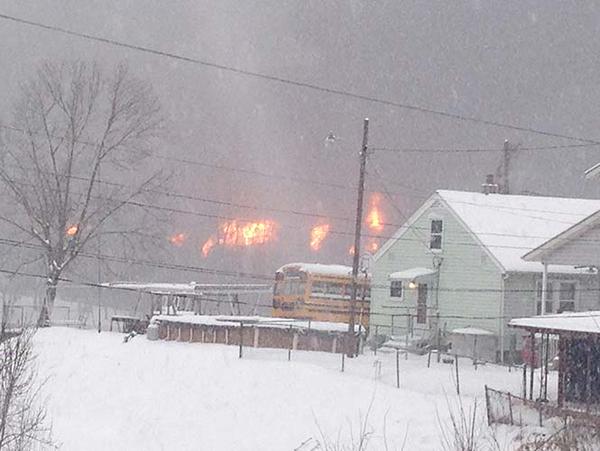 Evacúan dos pueblos en Virginia Occidental por descarrilamiento de tren con petróleo