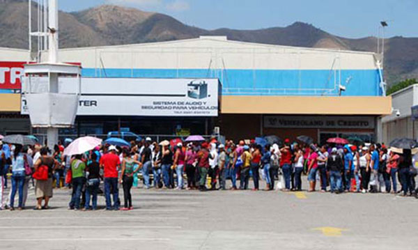 Prefieren hacer colas que comprar a los bachaqueros