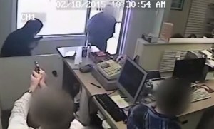 Video: Farmacéutico se cae a tiros con malandro que quería robar farmacia