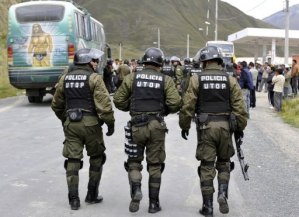 Menor es obligado por policías a caminar desnudo en Bolivia