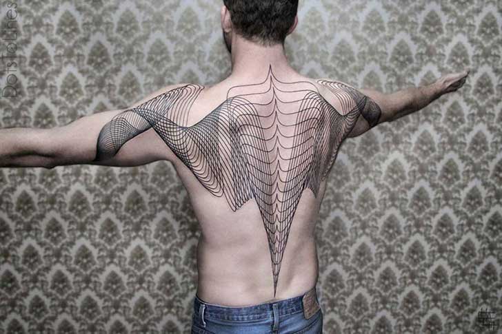 La nueva tendencia en tatuajes: siluetas geométricas vuelan en el cuerpo