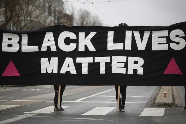 Un grupo de manifestantes muestra una pancarta que reza "Las vidas de los negros importan" durante una protesta en San Francisco