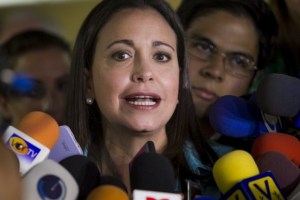 Machado: Maduro viola los derechos de los venezolanos y de los colombianos que residen en Venezuela