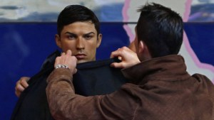 Cristiano Ronaldo envía a un peluquero para que peine a su figura de cera