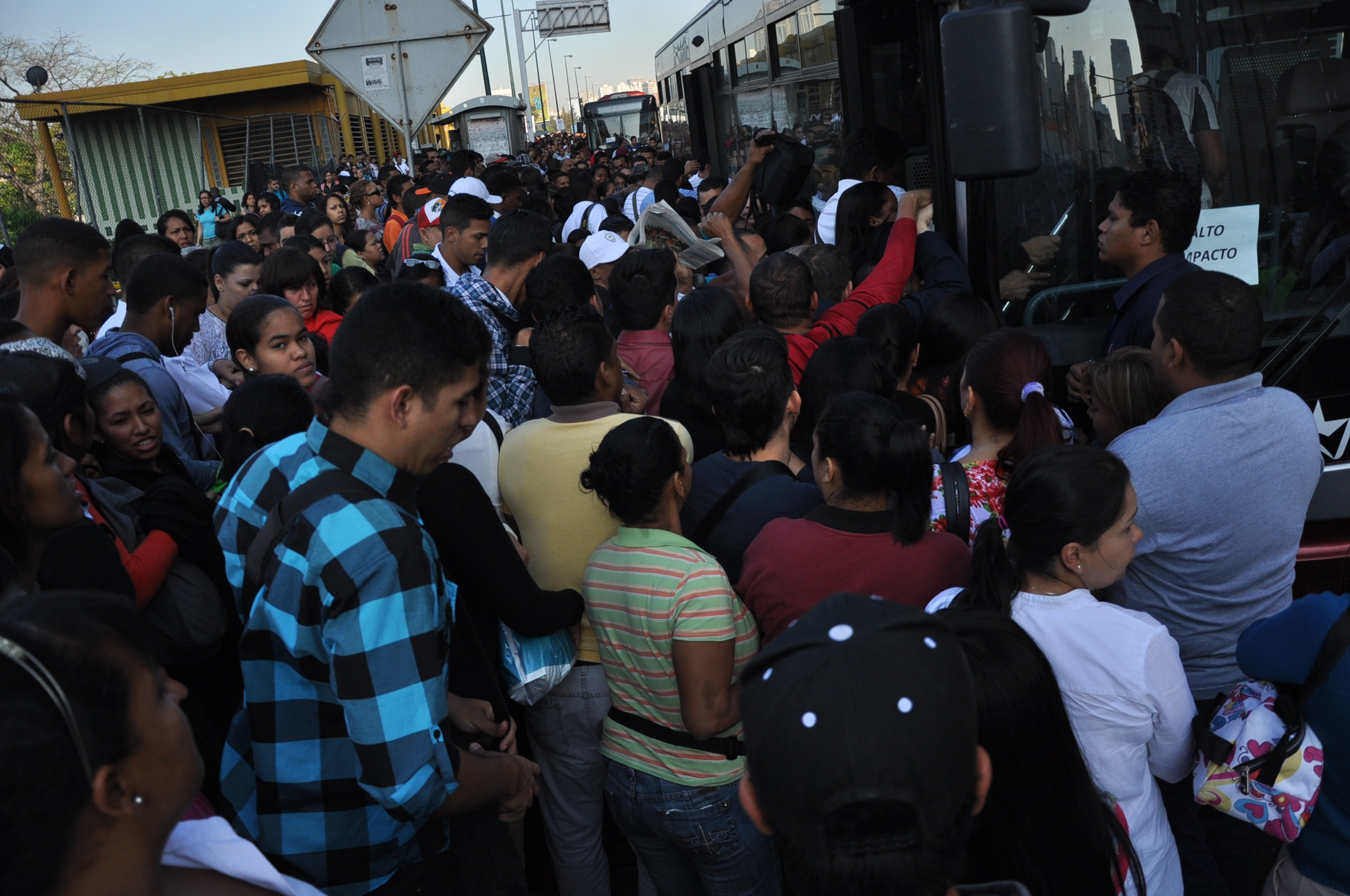 Colapsa Caracas por mantenimiento en el Metro (Fotos y video)