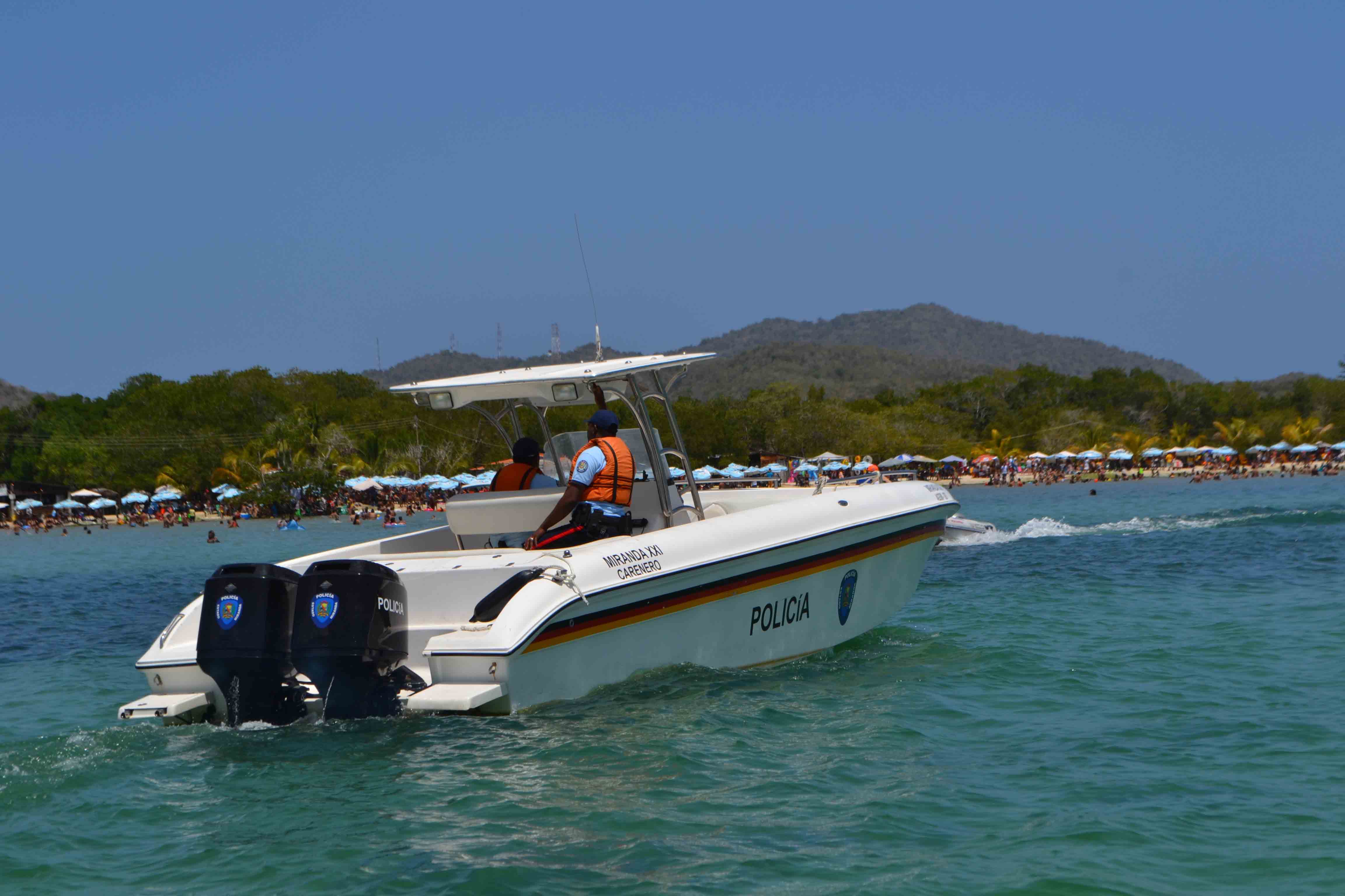 Rescatan a dos muchachos a punto de ahogarse en playa Los Canales de Río Chico