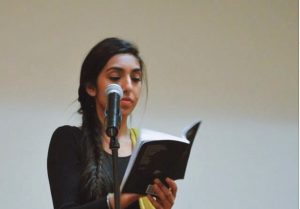 La poeta Rupi Kaur “manchó” a Instagram con sangre menstrual (Fotos)